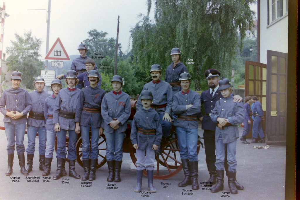 Von links: Andreas Hobbie, Jugendwart Willi Jakal, Thomas Bode, Frank Ziska, Peter Schneider, Thomas Schuchardt, Wolfgang Friedl, Jürgen Buchbach, Wolfgang Hellwig, Thomas Zeh, Jörg Böttner, Thomas Schrader, Wehrführer Gerhard Böttner und Thomas Menthe